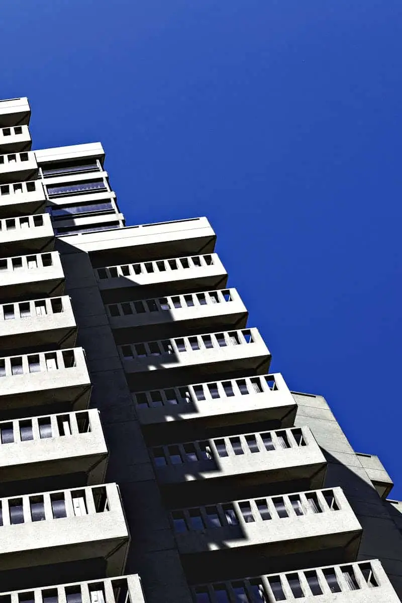 Contemporary high-rise building in San Francisco against a clear blue sky, showcasing modern architecture.
